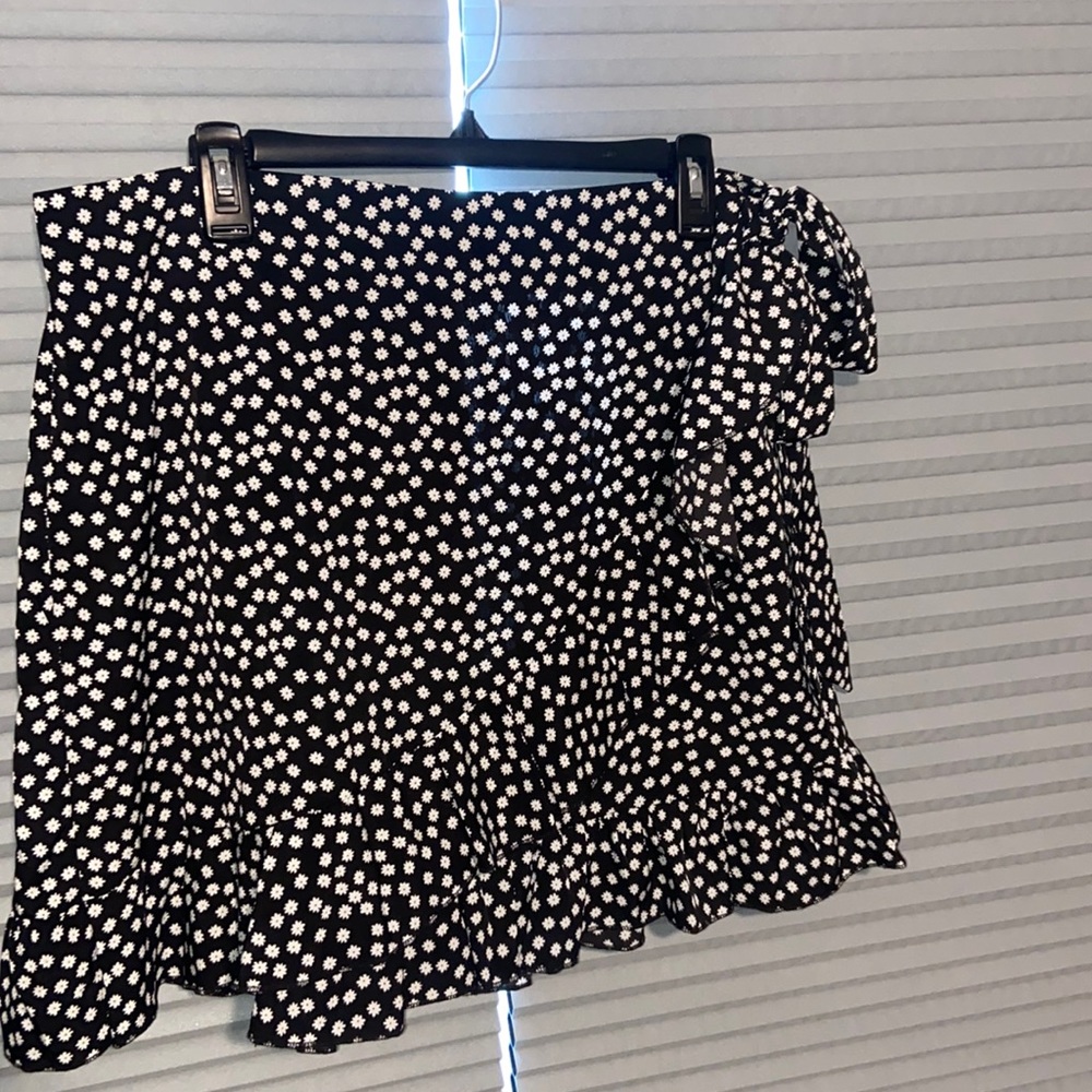 Skirt with side bow and ruffled bottom